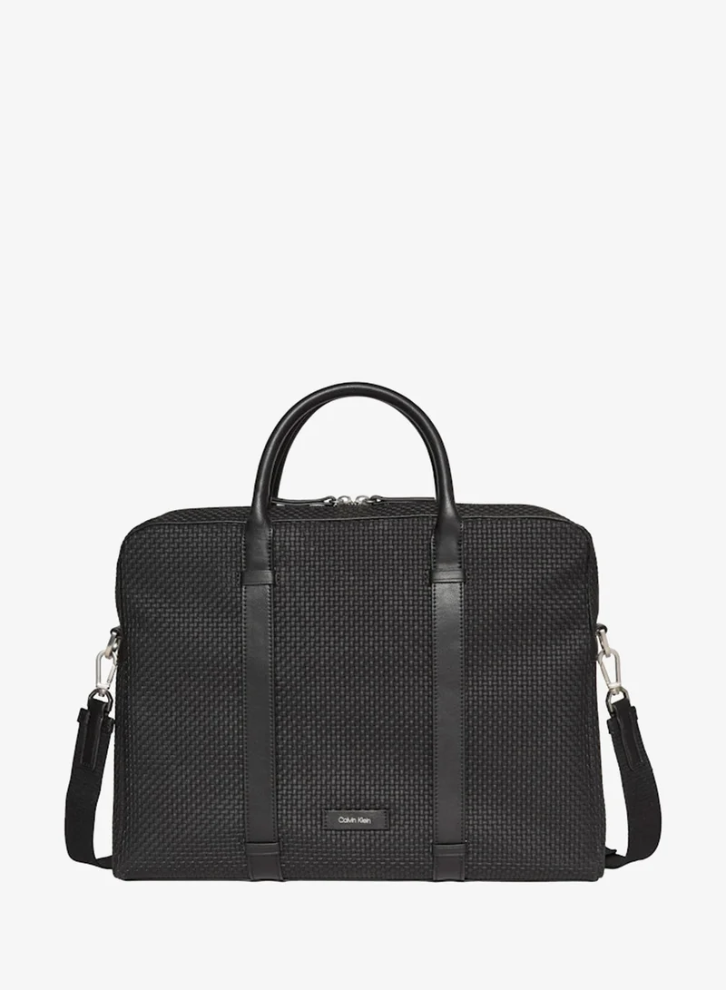 كالفن كلاين حقيبة يد منسوجة بنقوش بارزة